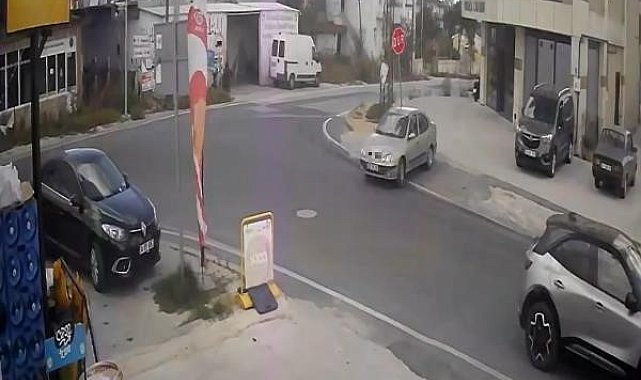 Geri manevra yaparken "DUR" tabelasına çarptı, öfkesini tabeladan çıkardı