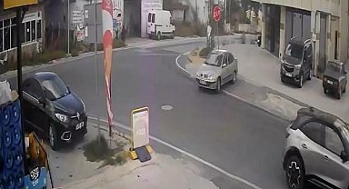 Geri manevra yaparken "DUR" tabelasına çarptı, öfkesini tabeladan çıkardı