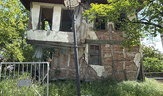 Gölcük'te 2 metruk bina daha yıkıldı