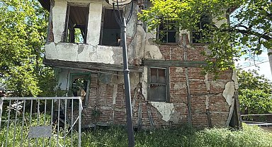Gölcük'te 2 metruk bina daha yıkıldı
