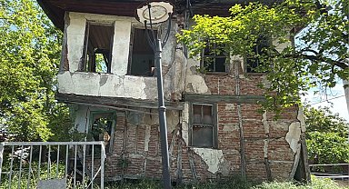 Gölcük'te riskli metruklarda yıkıma devam