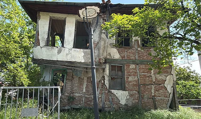 Gölcük'te riskli metruklarda yıkıma devam