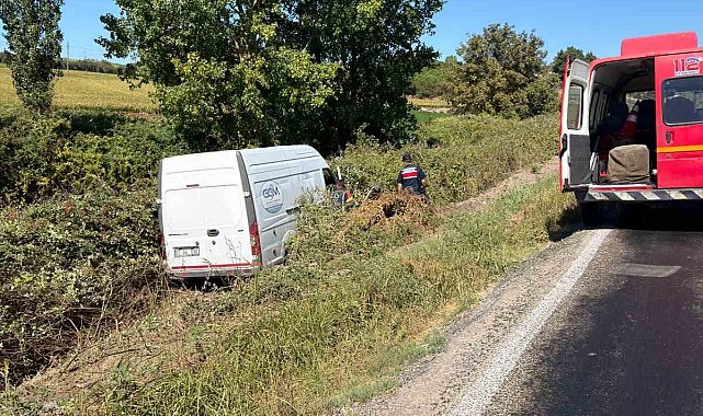 Gönen'de kontrolden çıkan panelvan sarmaşıkların arasına girdi