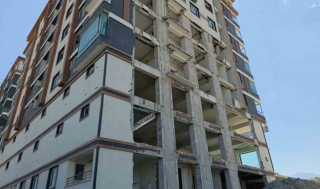 Görünüşüyle önünden geçenlere yıkılacak korkusu yaşatan 8 katlı bina, deprem yarıkları ve çatlaklarıyla tedirgin ediyor