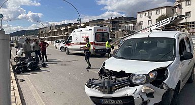 Hafif ticari araç ile çarpışan motosikletli ağır yaralandı