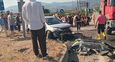 Hafif ticari araç ile SUV kafa kafaya çarpıştı: 6 yaralı