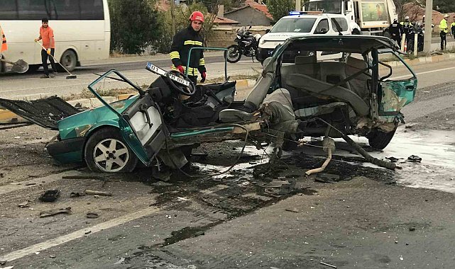 Hafif ticari aracın çarptığı Fiat Tofaş otomobil ikiye bölündü: 2 yaralı