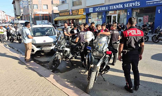Hafif ticari aracın çarptığı motosikletli polis yaralandı