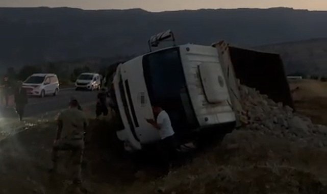Hakkari'de freni boşalan kamyonet devrildi: 1 yaralı