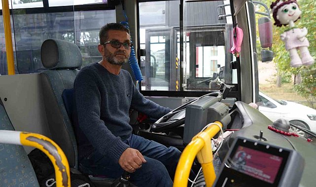 Halk otobüsünde unutulan para dolu çanta sahibine teslim edildi