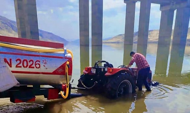 Hasankeyf'te baraj suyuna gömülen traktörü vatandaşlar çıkardı