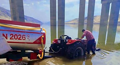 Hasankeyf'te baraj suyuna gömülen traktörü vatandaşlar çıkardı