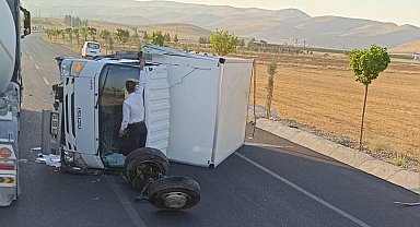 Hasankeyf'te kamyonet devrildi: 2 yaralı