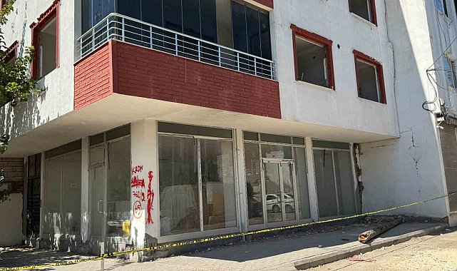 Hasarlı bina deprem sonrası korkuttu