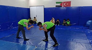 Hasköy'de genç güreşçiler minderde ter döküyor