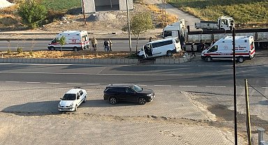 Hasköy'de tır ile panelvan araç çarpıştı: 3 yaralı