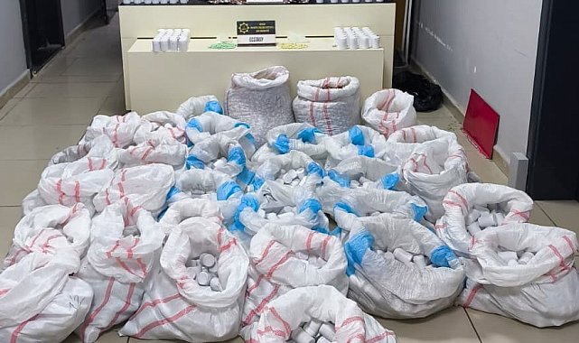 Hastane otoparkındaki araçta 256 binden fazla sentetik ecza ele geçirildi: 4 gözaltı