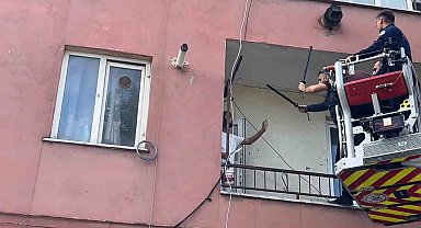 Hastaneye yatmamak için polise bıçak çekip direndi..