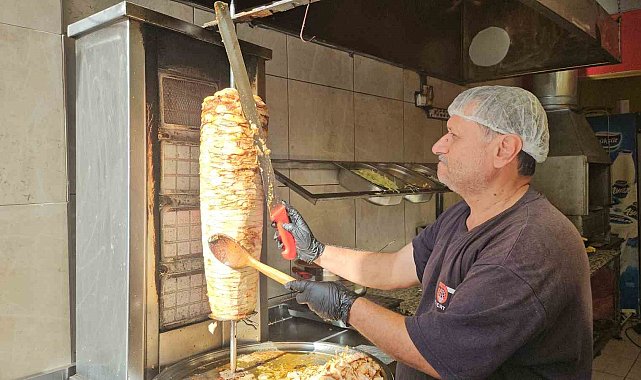 Hatay'da genç girişimci 100 TL'ye döner satıp askıya yemek koyuyor