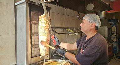 Hatay'da genç girişimci 100 TL'ye döner satıp askıya yemek koyuyor