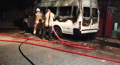 Hatay'da minibüs alevlere teslim oldu