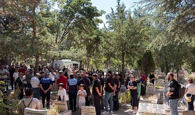 Hayatını kaybeden oyuncu Serhat Kılıç, Karşıyaka Mezarlığı'nda defnedildi