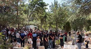 Hayatını kaybeden oyuncu Serhat Kılıç, Karşıyaka Mezarlığı'nda defnedildi