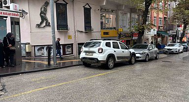 Hem ters şeritten geldi hem de minibüs durağına park etti