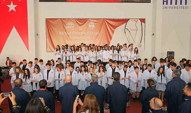 Hitit Üniversitesinde beyaz önlüklerini giyen öğrenciler hekimlik andını okudu