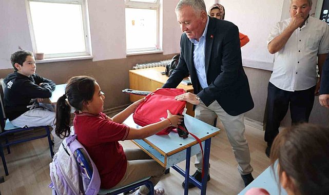 Honaz'da okul çantaları öğrencilere ulaşmaya devam ediyor