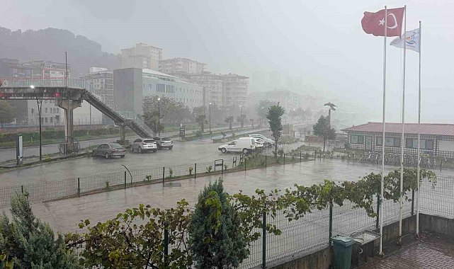 Hopa'da dalgalar metrelerce yükseldi