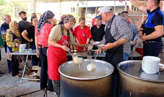 Horsunlu'da kurtuluş gününe özel 15 kazan keşkek dağıtıldı
