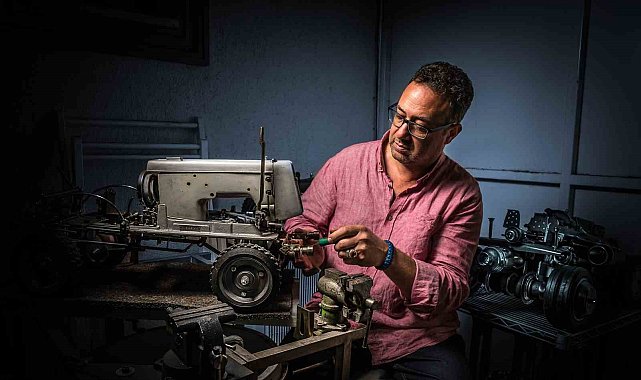 Hurda dikiş makinelerini sanat eserine dönüştürüyor