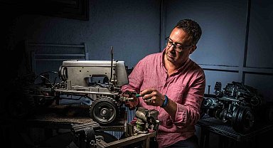 Hurda dikiş makinelerini sanat eserine dönüştürüyor