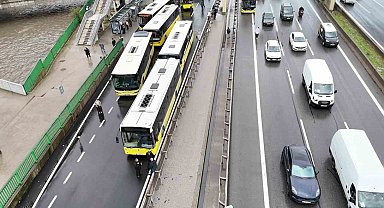 İETT otobüsü arızalandı, Kadıköy D-100 Karayolu'nda trafik durma noktasına geldi