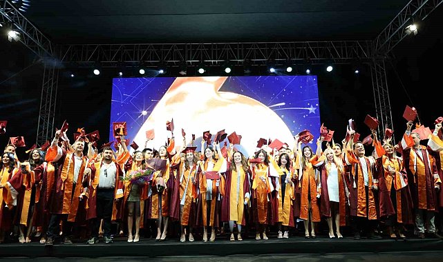 İEÜ'de uzmanlık yolculuğu diplomayla taçlandı