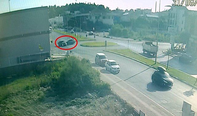 İki otomobilin kavşakta çarpışma anı kamerada
