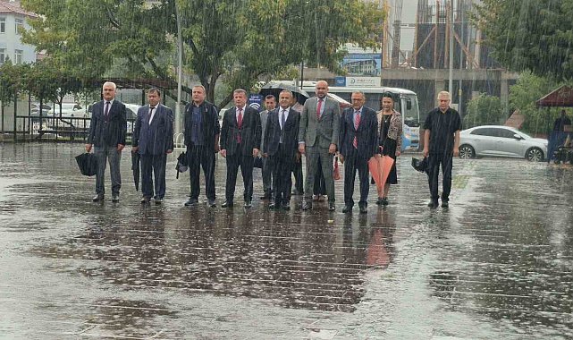 İlköğretim Haftası kutlamalarına şiddetli yağış engel olamadı