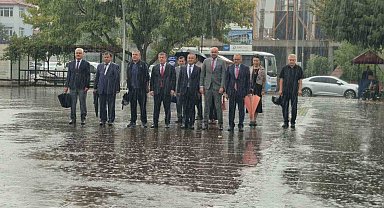 İlköğretim Haftası kutlamalarına şiddetli yağış engel olamadı