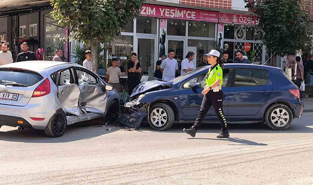 İnegöl'de iki otomobil kafa kafaya çarpıştı