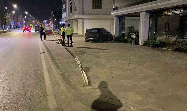 İnegöl'de kontrolden çıkan araç kaldırıma çıktı