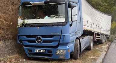 İnegöl'de şeker yüklü tır yağmur suyu kanalına uçtu