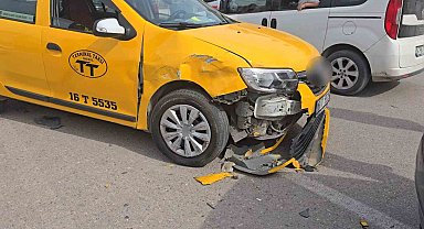İnegöl'de taksi ile otomobil çarpıştı: 2 yaralı