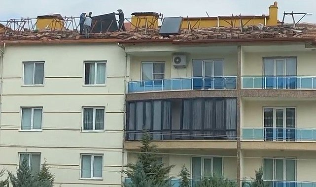 İş güvenliğine aldırmadan çatıda canlarını hiçe sayarak çalıştılar