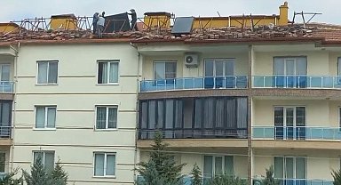 İş güvenliğine aldırmadan çatıda canlarını hiçe sayarak çalıştılar