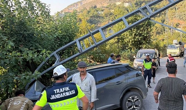 İskenderun'da elektrik direğine çarpan otomobilin sürücüsü yaralandı