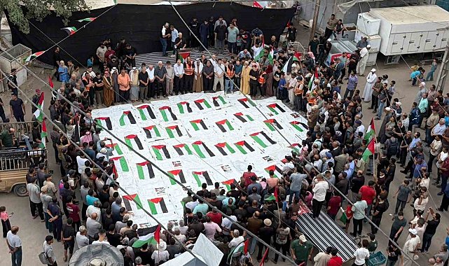 İsrail'in Gazze saldırılarında öldürülen 51 Filistinlinin kalıntıları Nuseyrat Kampı'nda defnedildi