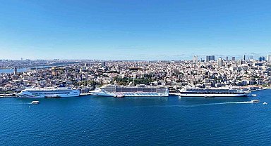 İstanbul siluetine eşlik eden 3 kruvaziyer havadan görüntülendi