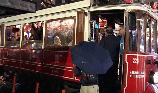 İstanbul'da etkili olan sağanakta vatandaşlar tramvaya sığındı