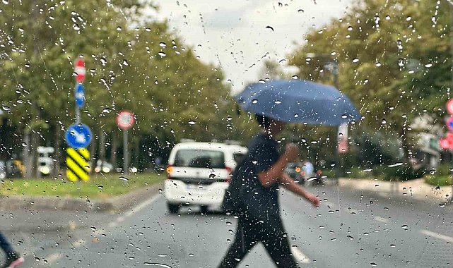 İstanbul'da sonbahar yüzünü gösterdi, beklenen yağmur etkili olmaya başladı
